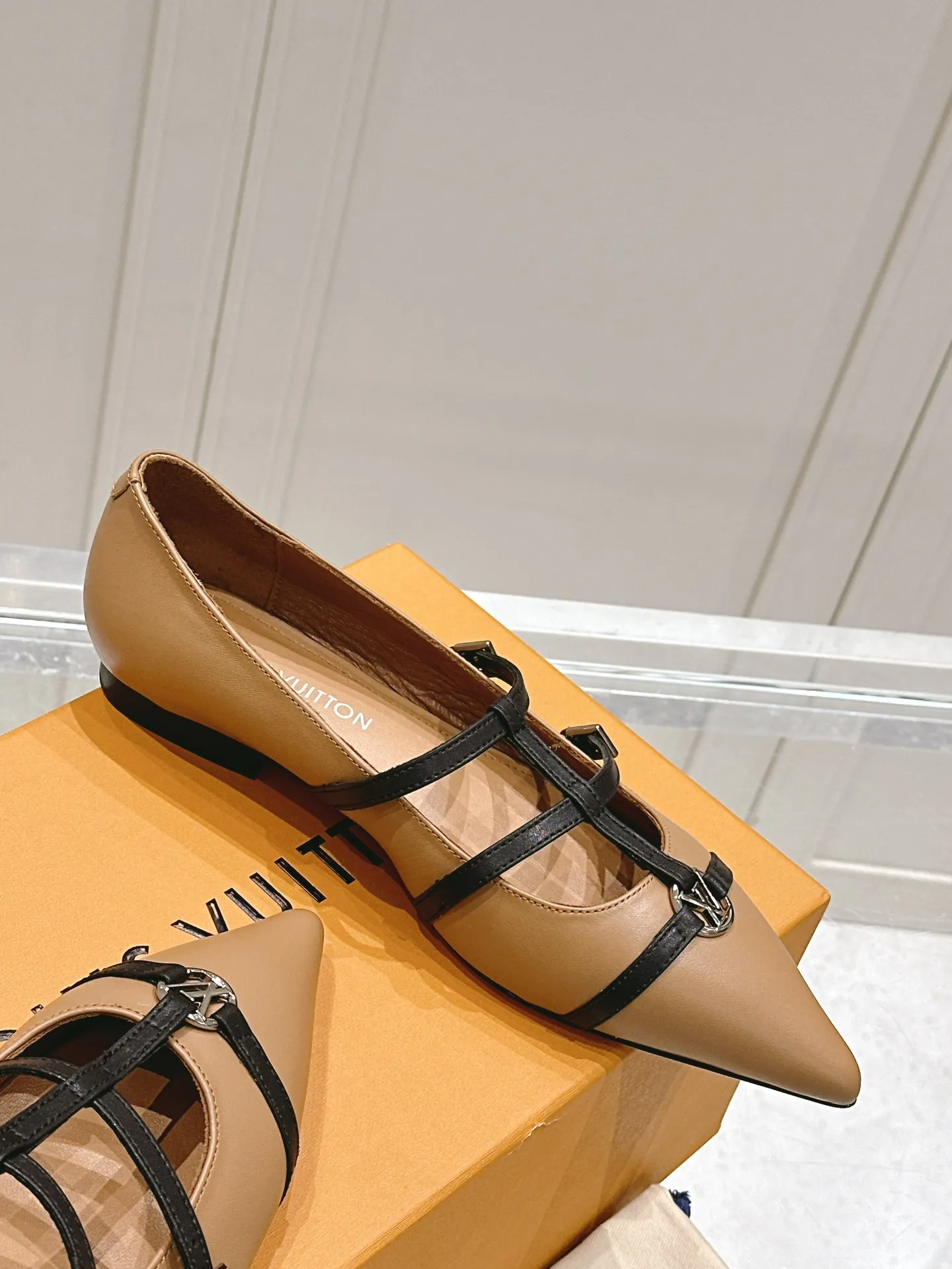 👟👟Ex-factory price 680👟👟 L V➕ Murakami Takashi co-branded series top quality louis vuitton ss25 new arrival～ LV.2025 spring and summer series｜new pointed toe high heels🆕 The small pointed toe of the eagle is matched with a hollow leather strip and a small square buckle to adjust the tightness, and the LV hardware "logo" is embellished, and the details and texture are particularly high-end! The sharp styling effect is a visual feast💯It is difficult to conceal the elegant temperament of LV. It is easy to wear, comfortable, sexy and exquisite ~ Grade A sheepskin lining is soft and breathable. The genuine leather outsole imported from Italy is easy to wear and will not tire your feet. Size: 35-40 (41 customized items are non-refundable)